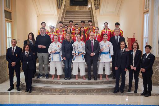 La ministra de Educación, Formación Profesional y Deportes, Milagros Tolón, junto a los medallistas.