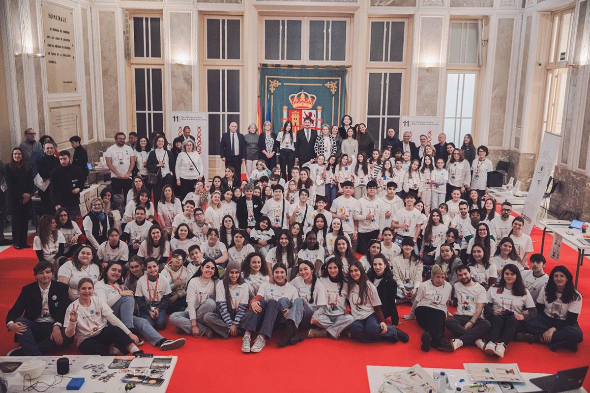 Milagros Tolón junto a las participantes en la III Feria de la Mujer y las niña en la Ciencia