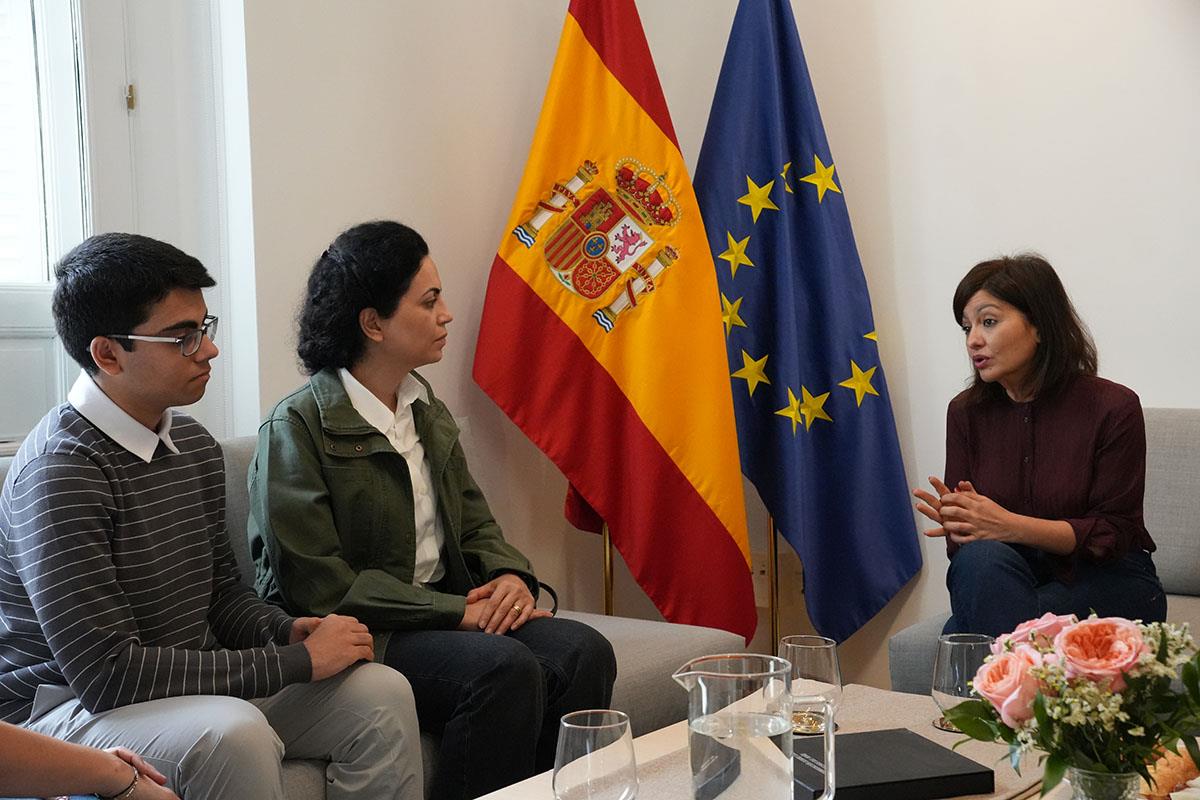 La ministra de Juventud e Infancia, Sira Rego, y kian durante la reunión que han mantenido.
