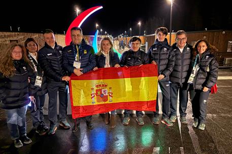 La ministra Milagros Tolón, con miembros de la delegación española en los Juegos Paralímpicos de Invierno de Milán-Cortina