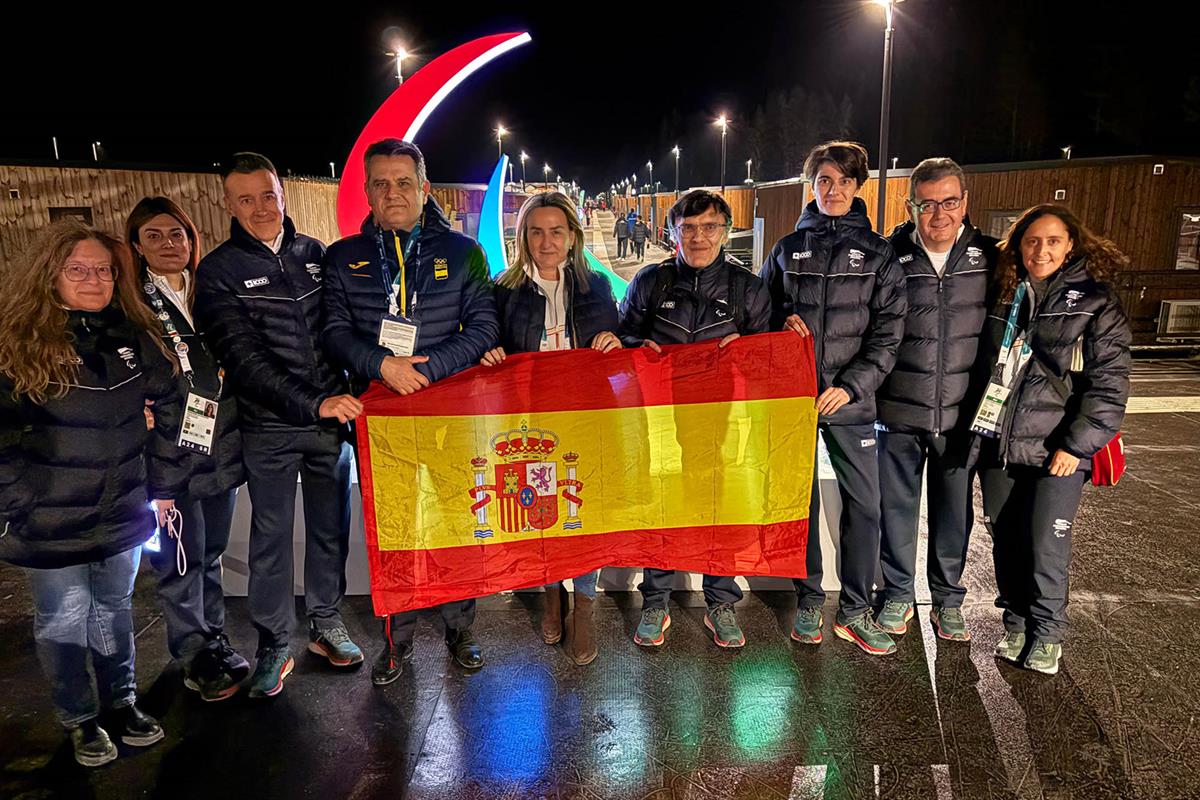 La ministra Milagros Tolón, con miembros de la delegación española en los Juegos Paralímpicos de Invierno de Milán-Cortina