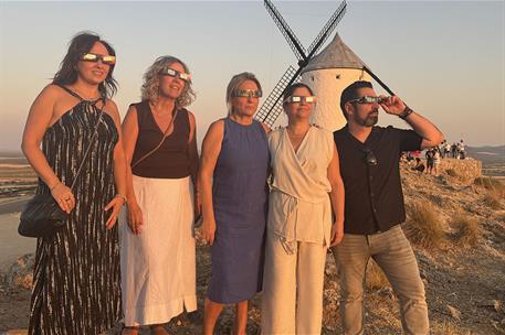 La ministra Milagros Tolón, presencia el eclipse desde Consuegra, en Toledo.