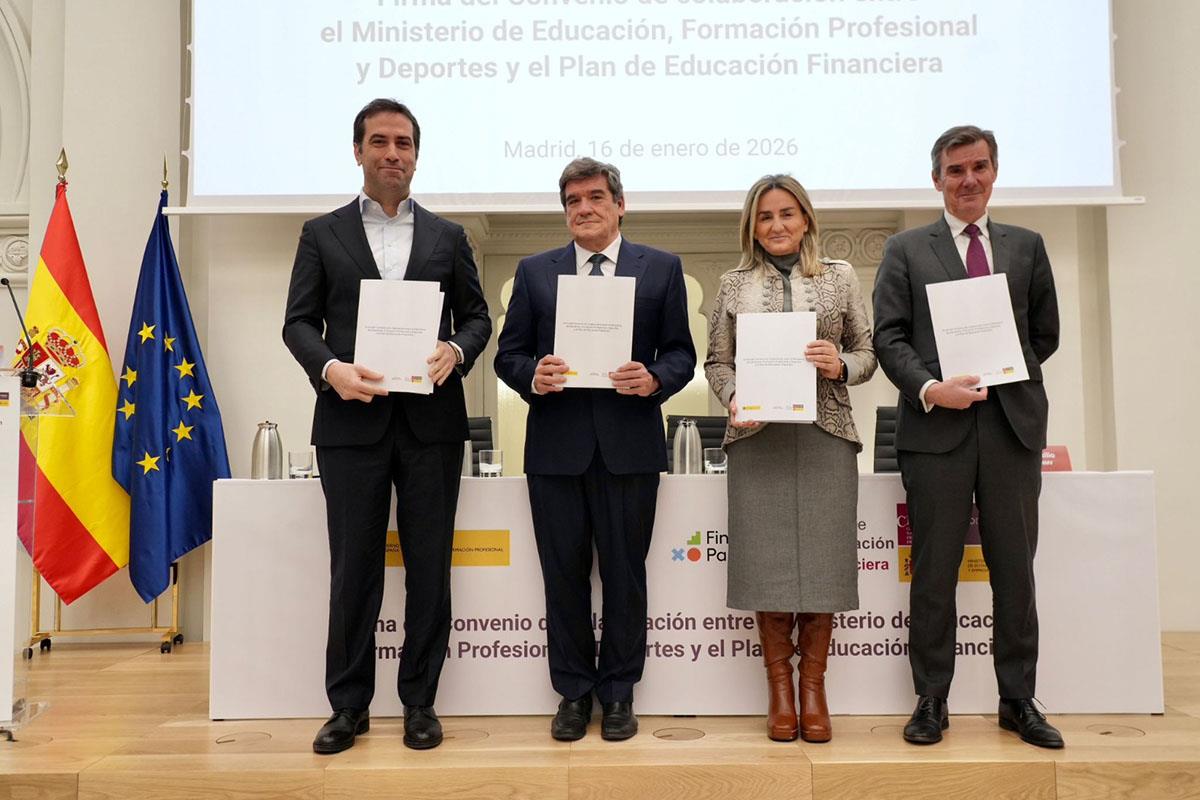La titular de Educación, con el ministro de Economía, el gobernador del Banco de España y el presidente de la CNMV
