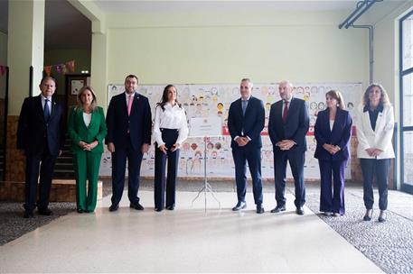 La ministra Milagros Tolón y S.M. la Reina Letizia en su visita al colegio público Gesta.