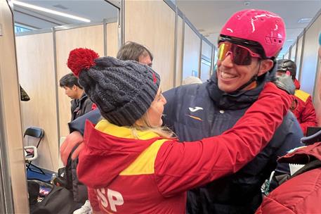 La ministra Milagros Tolón con Oriol Cardona, medalla de oro en los Juegos Olímpicos de Invierno en esquí de montaña