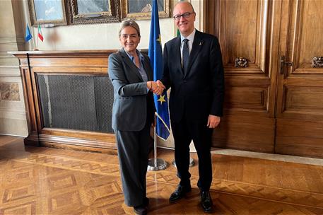 La ministra de Educación, Milagros Tolón, en su encuentro con el ministro italiano de Educación.