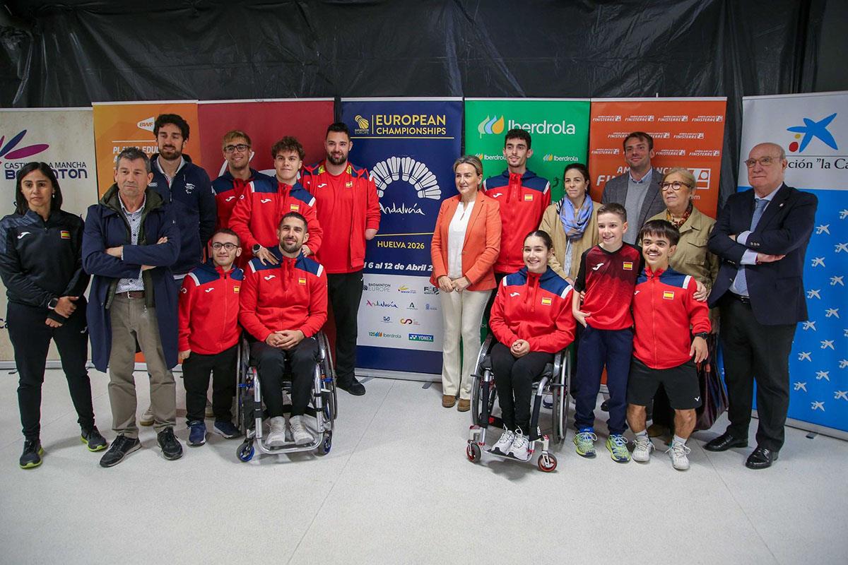 La ministra de Educación, Formación Profesional y Deportes, Milagros Tolón, junto a deportistas 