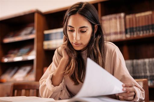 Una estudiante prepara su examen