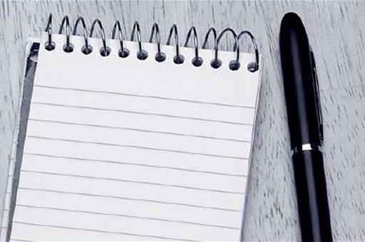 Un cuaderno de notas  y un bolígrafo