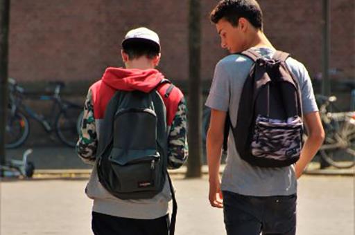 Dos estudiantes a la salida del colegio