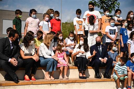 La ministra de Educación y F.P., Pilar Alegría, junto al presidente de Aragón, Javier Lambán, acompañando a la Reina Letizia 