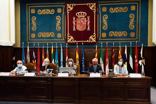 Pilar Alegría junto a miembros del Consejo Escolar del Estado