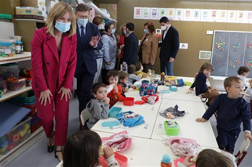 La ministra Pilar Alegría durante la visita a un centro escolar