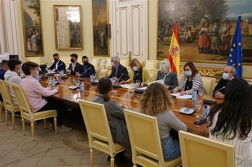 Reunión de la ministra Pilar Alegría con jóvenes estudiantes