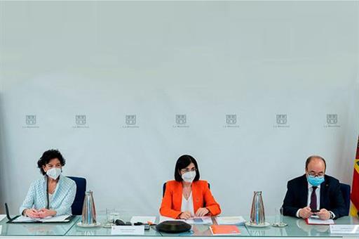 Las minitras Darias y Celaá y el minitro Iceta durante la conferencia
