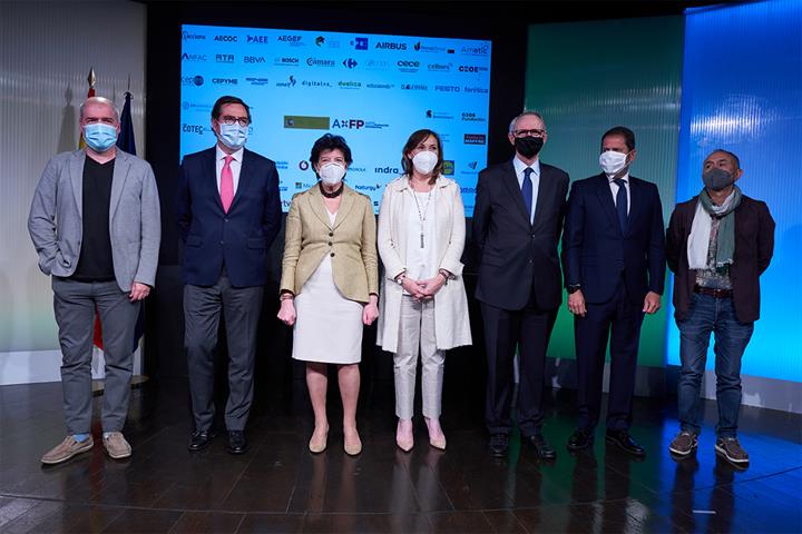 Foto de familia de la presentación de la 'Alianza por la Formación Profesional: una estrategia de país'