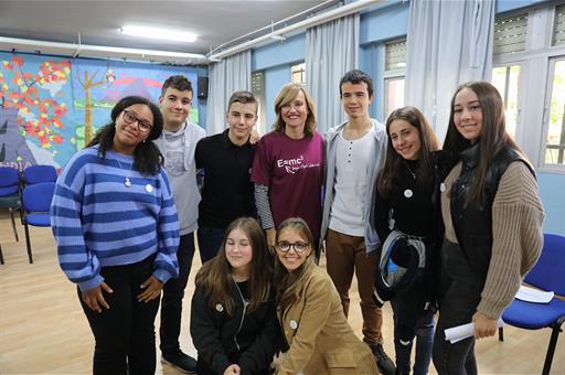 La ministra Pilar Alegría con alumnado del IES Miguel Catalán de Coslada, durante su visita