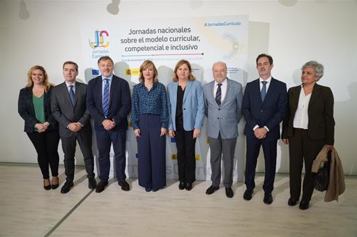 Foto de familia de la ministra de Educación y FP, Pilar Alegría, en las Jornadas en Cuenca