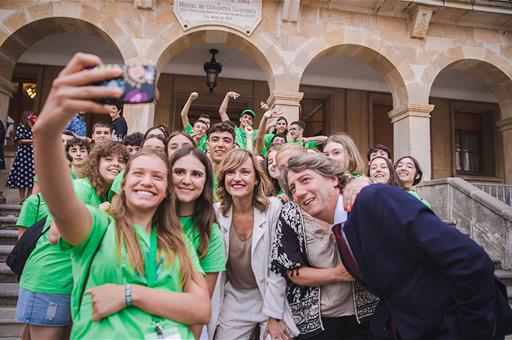 La ministra Pilar Alegría con participantes en el Campus de Profundización Científica