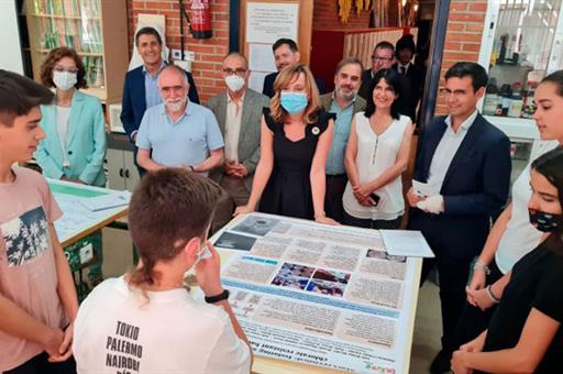 Pilar Alegría junto a un grupo de alumnos de Formación Profesional