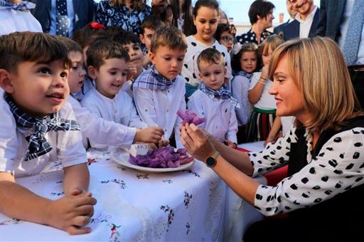 La ministra Pilar Alegría con alumnado del colegio en La Solana (Ciudad Real)