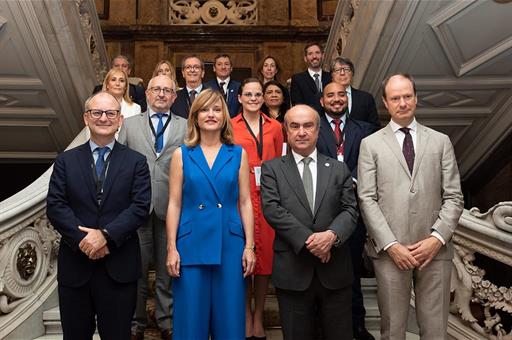 Foto de familia de la ministra Alegría en el acto