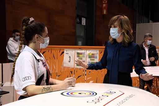 La ministra Pilar Alegría charla con una participante en la competición de Formación Profesional Spainskills 2022