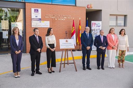 Foto de familia del acto, con la reina Letizia, la ministra Pilar Alegría y el presidente Emiliano García-Page