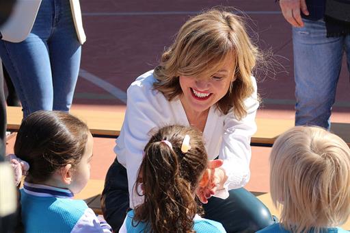 Pilar Alegría conversa con los niños del CEIP Félix Rodríguez de la Fuente de Los Nietos 