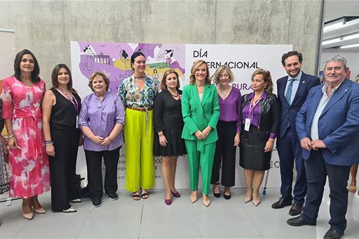 Foto de familia de la ministra de Educación y Formación Profesional en funciones, Pilar Alegría, en el acto