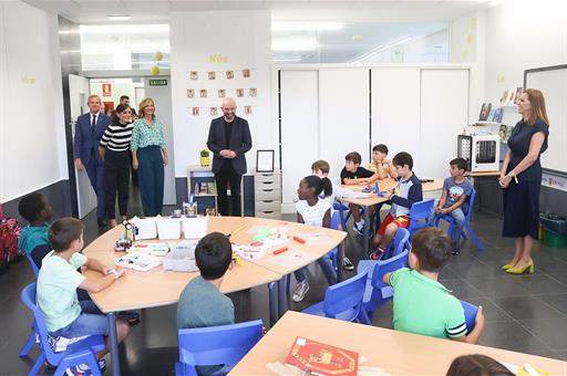 La ministra de Educación y Formación y la reina Letizia en un colegio de A Coruña