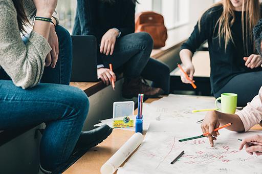 Grupo de estudiantes haciendo un trabajo en equipo