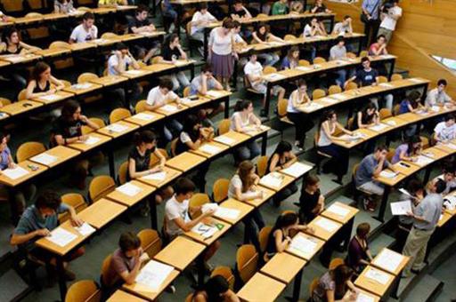 Estudiantes en un aula de examen