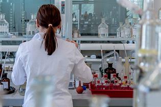 Mujer en laboratorio