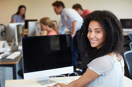 Estudiantes en un aula de informática