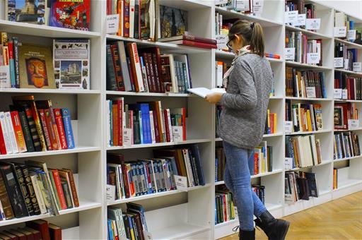 Estudiante en la biblioteca