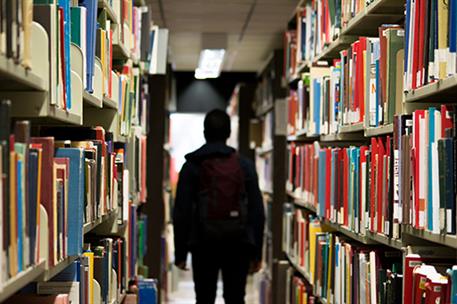 Estudiante en una biblioteca