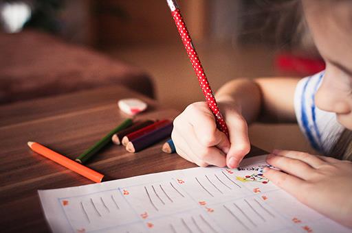 Niña pequeña escribiendo