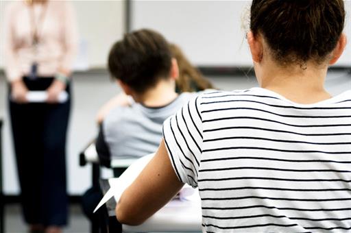 Estudiantes en un aula