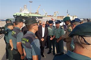 Josep Borrell visitando en Nuadibú el dispositivo español de control migratorio