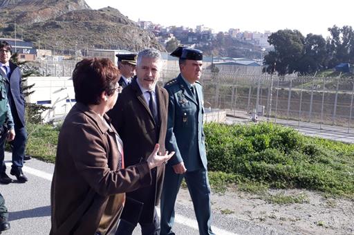 Imagen de archivo de una visita del ministro del Interior a Ceuta