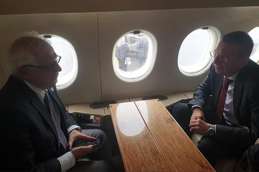 Josep Borrell aterrizando en Letonia junto a su homólogo letón Edgars Rinkevics, para visitar las tropas españolas en Adazi