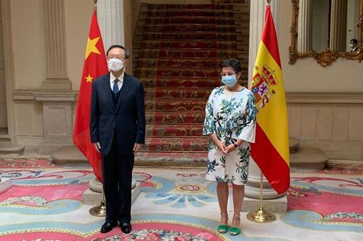 La ministra Arancha González Laya y el Sr. Yang Jiechi