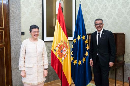 La ministra junto al director general de la Organización Mundial de la Salud 