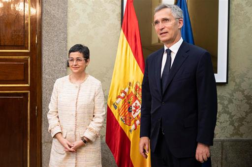 La ministra junto al secretario general de la OTAN