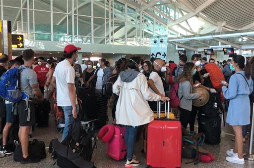 Viajeros en un aeropuerto