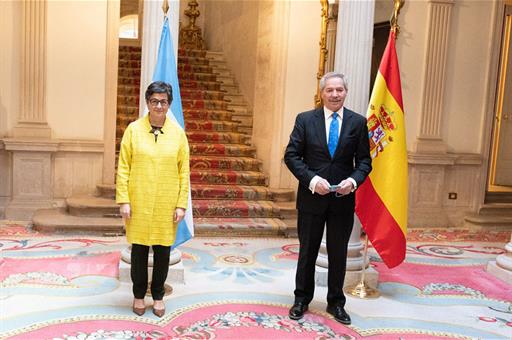 La ministra Gonzalez Laya con su homólogo argentino, Felipe Carlos Solá