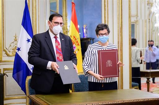 Arancha González Laya junto a Lisandro Rosales Banegas