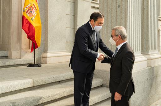 José Manuel Albares saluda a Evarist Bartolo