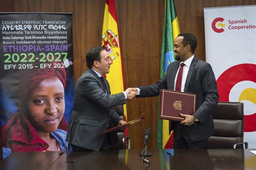 El ministro Albares y el ministro de Finanzas etíope, Ahmed Shide
